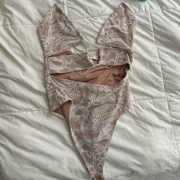 FOR LOVE AND LEMONS ROMY LACE FRONT TIE BODYSUIT - Picture 5 of 6